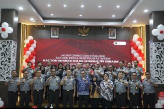 Tim Penilai Internal Inspektorat Jenderal foto bersama jajaran Kantor Imigrasi Surabaya usai kegiatan monitoring dan evaluasi.