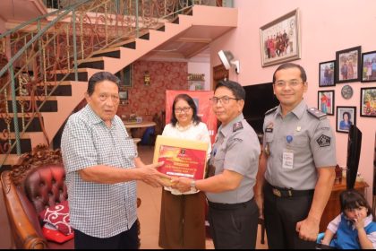 Bambang Tri, mantan kepala bagian umum mendapat kunjungan silaturahmi jajaran pimpinan Kemenkumham Jatim, Dulyono dan Saefur Rochim.