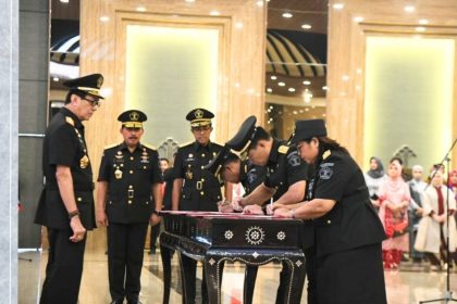 Menkumham Yasonna H Laoly didampingi Asep Kurnia dan Ibnu Chul dunia menyaksikan penandatanganan berita acara pelantikan.