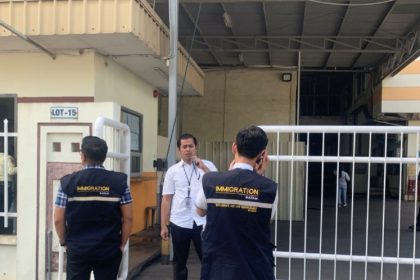 Petugas Imigrasi Batam melakukan pengawasan di wilayah perusahaan yang memperkerjakan tenaga asing.