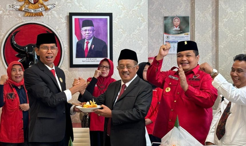 Wakil Wali Kota Surabaya, Armuji (kanan), memberikan potongan tumpeng kepada Adi Sutarwijono.