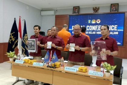 Kepala Kantor Imigrasi Pemalang, Ari Widodo menunjukkan barang-bukti milik kedua WNA Iran pasca diamankan dari hotel.