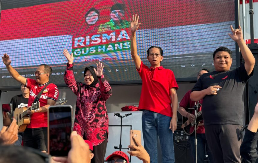 Tri Rismaharini, Armuji, dan Adi Sutarwijono menyapa peserta senam Sicita di wilayah Rungkut. 