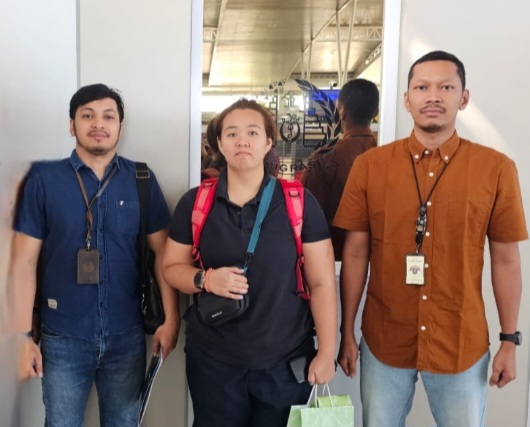 Yeo Xue Ling Jolene, WN asal Singapura ini dikawal petugas Imigrasi Surabaya saat di Bandara Internasional Juanda.