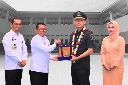 Kakanwil Kemenkumham Jatim, Heni Yuwono memberikan cenderamata kepada Wahyu Hendrajati.