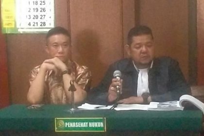 Terdakwa Heru Herlambang didampingi kuasa hukumnya, Komang Aris Darmawan saat sidang di PN Surabaya.