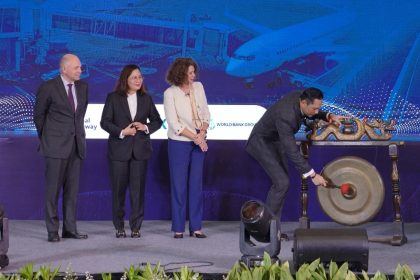 Menteri Agus Harimurti Yudhoyono (AHY) memukul gong menandai dibukanya kegiatan Konferensi Internasional Penilaian Dampak Sosial.