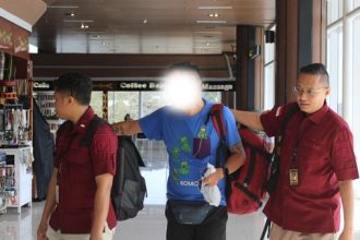 Petugas Kantor Imigrasi Labuan Bajo mendeportasi seorang warga negara Malaysia berinisial CGH. 