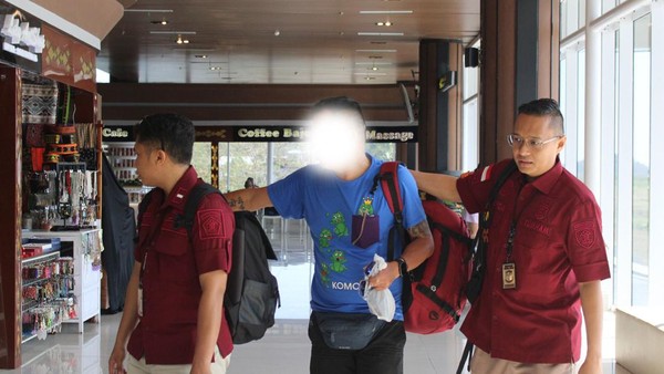 Petugas Kantor Imigrasi Labuan Bajo mendeportasi seorang warga negara Malaysia berinisial CGH. 