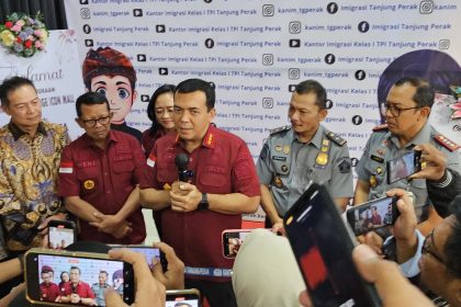 Dirjen Imigrasi Silmy Karim memberikan keterangan pers kepada wartawan.