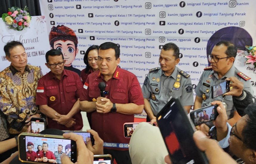 Dirjen Imigrasi Silmy Karim memberikan keterangan pers kepada wartawan.