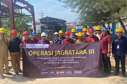 Jajaran Kantor Imigrasi Tanjung Perak bersama stakeholder terkait usai menggelar Operasi Jagratara tahap III di wilayah Lamongan.