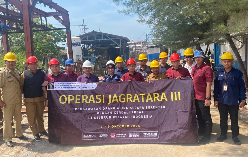 Jajaran Kantor Imigrasi Tanjung Perak bersama stakeholder terkait usai menggelar Operasi Jagratara tahap III di wilayah Lamongan.