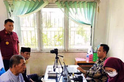 Kepala Kantor Imigrasi Kelas II Non TPI Muara Enim, Kanwil Kemenkumham Sumsel, Antonius Frizky S.C.P memantau jalannya pembuatan Eazy passport.
