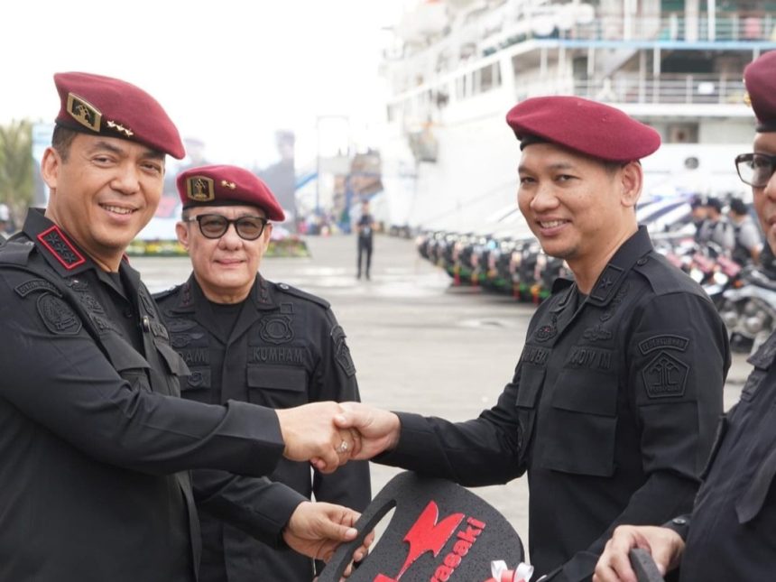 Dirjen Imigrasi Silmy Karim secara memberikan kunci kendaraan patroli baru kepada jajaran disaksikan Dirwasdakim Saffar Muhammad Godam.