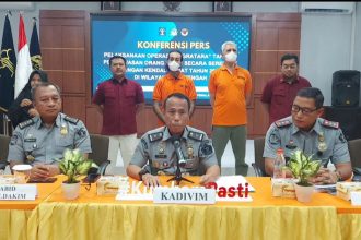 Kepala Divisi Keimigrasian Kanwil Kemenkumham Jateng, Is Edy Ekoputranto merilis hasil Operasi Jagratara di wilayah Jawa Tengah.