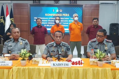 Kepala Divisi Keimigrasian Kanwil Kemenkumham Jateng, Is Edy Ekoputranto merilis hasil Operasi Jagratara di wilayah Jawa Tengah.