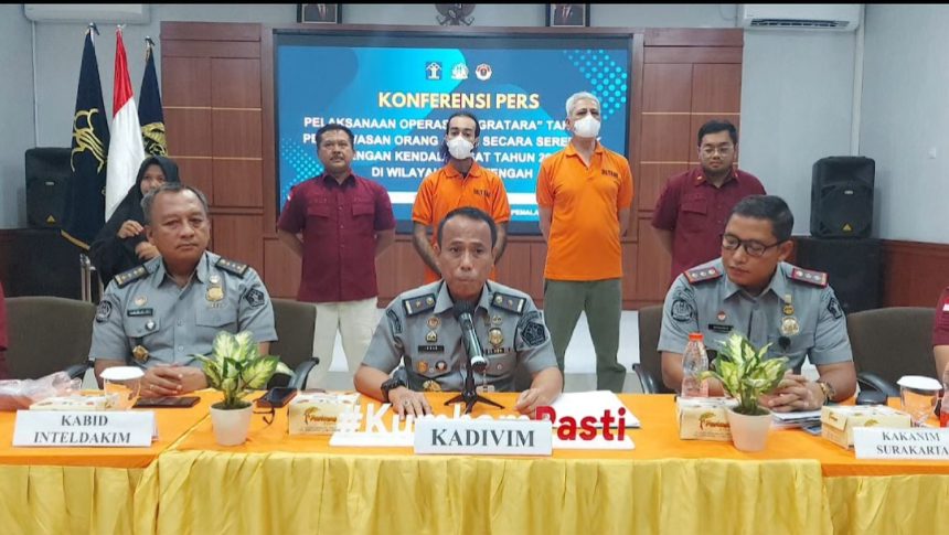 Kepala Divisi Keimigrasian Kanwil Kemenkumham Jateng, Is Edy Ekoputranto merilis hasil Operasi Jagratara di wilayah Jawa Tengah.