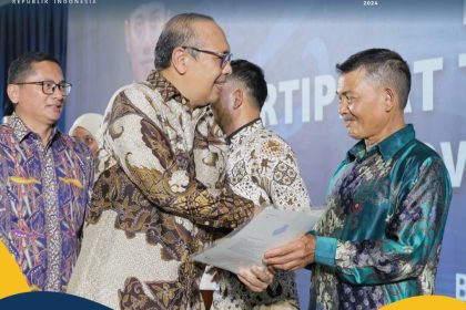 Sekretaris Jenderal (Sekjen) Kementerian ATR/BPN, Suyus Windayana menyerahkan sertifikat kepada perwakilan warga di President University Convention Center, Kabupaten Bekasi.