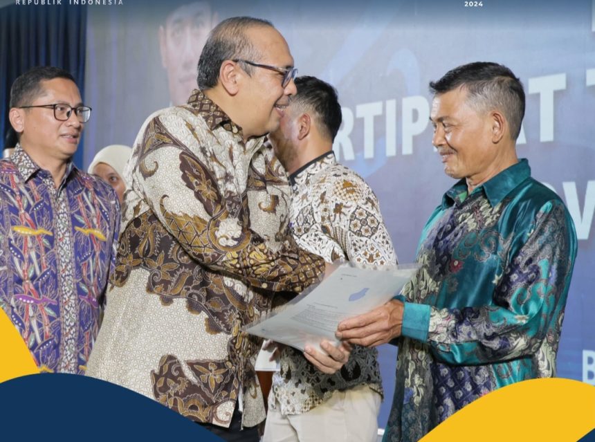 Sekretaris Jenderal (Sekjen) Kementerian ATR/BPN, Suyus Windayana menyerahkan sertifikat kepada perwakilan warga di President University Convention Center, Kabupaten Bekasi.
