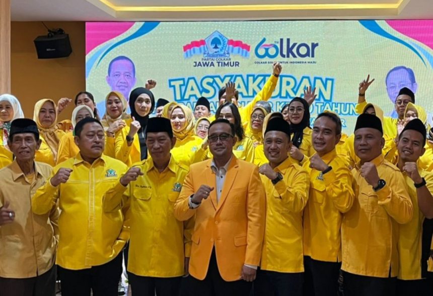 Jajaran pengurus Partai Golkar Jatim memperingati HUT ke-60 di Kantor DPD Golkar Jatim, Jalan Ahmad Yani.