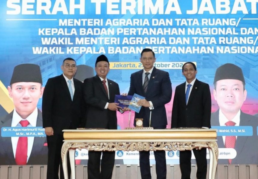 Menteri ATR/BPN sebelumnya AHY menyerahkan tampuk kepemimpinan kepada penggantinya Nusron Wahid dalam acara pisah sambut disaksikan wakil menteri, kemarin.
