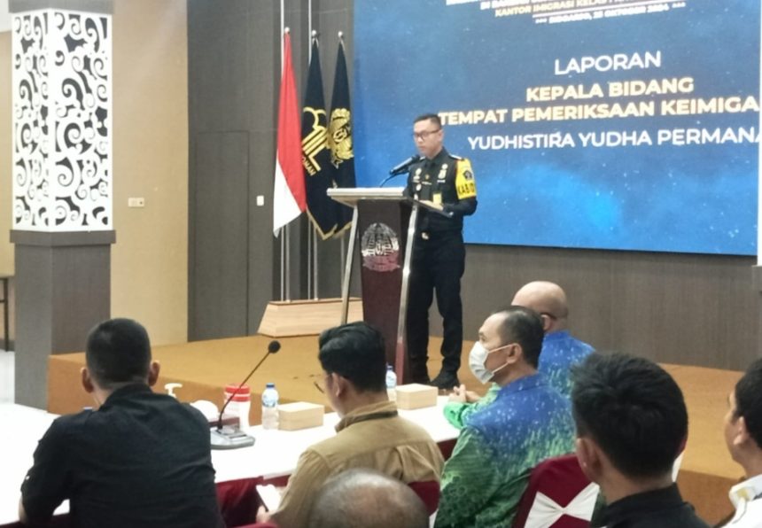 Kepala Bidang Tempat Pemeriksaan Imigrasi (TPI), Kanimsus Surabaya, Yudhistira Yudha membuka kegiatan.