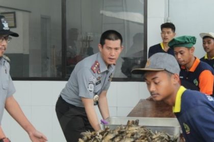 Kepala Rutan Surabaya, Tomi Elyus membantu untuk mengarahkan Dapur Harmoni untuk mengedepankan kualitas layanan.