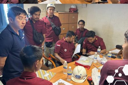 Petugas Inteldakim Imigrasi Semarang memeriksa dokumen perjalanan WNA Vietnam di atas Kapal MT Dai An saat berlabuh di Pelabuhan Tanjung Emas. 