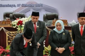 Ketua DPRD Surabaya, Adi Sutarwijono menandatangani susunan pimpinan dan anggota komisi disaksikan tiga wakil ketua.