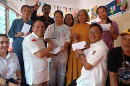 Ketua Komisi A DPRD Surabaya, Yoga, memberikan bantuan kepada korban kebakaran Kemayoran Baru, Surabaya.