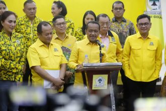 Ketua Umum DPP Partai Golkar Bahlil Lahadalia bersama jajaran saat mengumumkan jajaran kepengurusan Golkar periode 2024-2029.