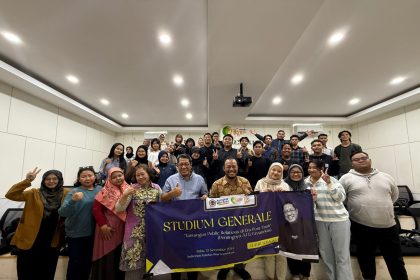 Kegiatan Studium Generale bertajuk Tantangan Public Relations di Era Post-Truth" ditutup dengan foto bersama.