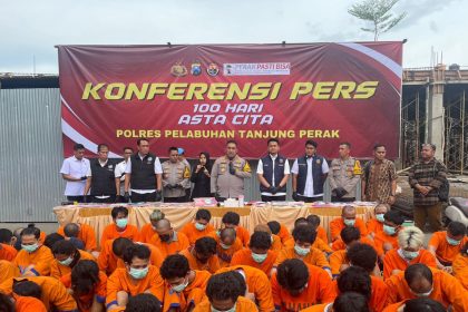 Kapolres Pelabuhan Tanjung Perak, AKBP William Cornelius Tanasale, menggelar ungkap kasus di halaman Polres Tanjung Perak. 