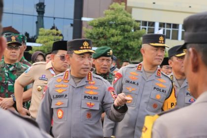 Kapolri Jenderal Listyo Sigit didampingi Panglima TNI dan Kapolda Jatim meninjau kesiapan Pilkada Jatim.
