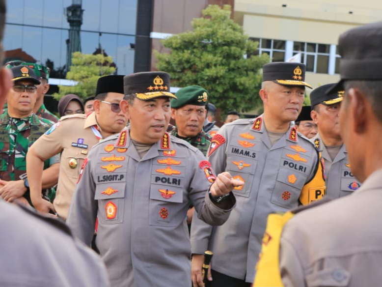 Kapolri Jenderal Listyo Sigit didampingi Panglima TNI dan Kapolda Jatim meninjau kesiapan Pilkada Jatim.