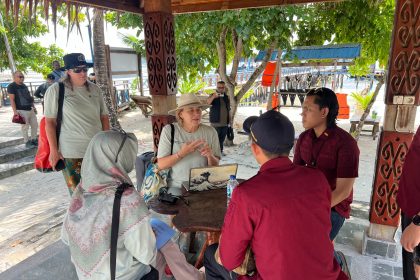 Petugas imigrasi melakukan pengecekan data kepada warga negara asing dalam operasi Jagratara. 