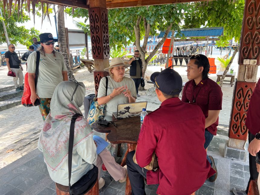 Petugas imigrasi melakukan pengecekan data kepada warga negara asing dalam operasi Jagratara. 