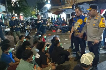Puluhan orang diamankan dalam pengrebekan di Kampung Kunti.