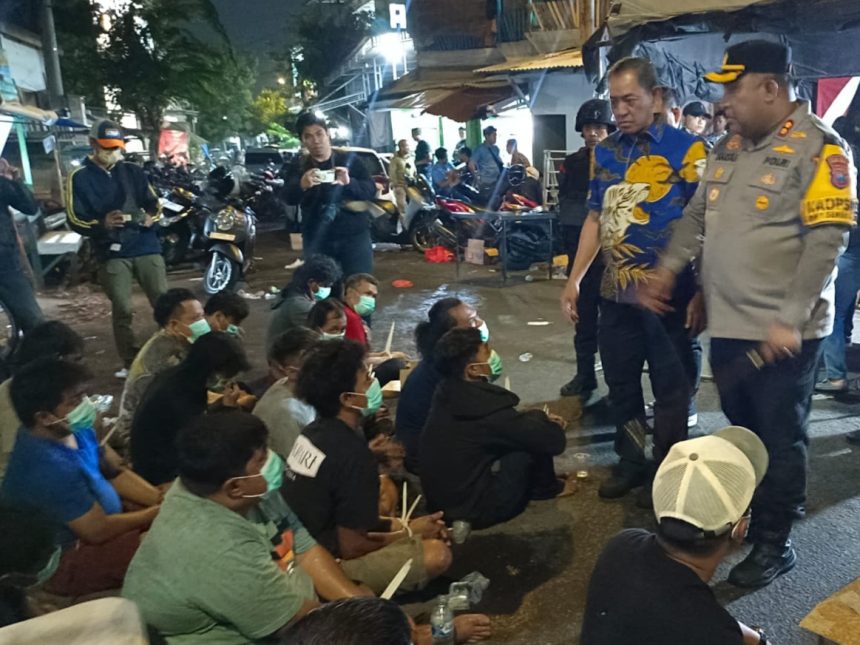 Puluhan orang diamankan dalam pengrebekan di Kampung Kunti.