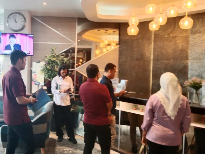Tim pengawasan orang asing gabungan Kota Lubuklinggau mendatangi salah satu hotel untuk melakukan pengawasan terhadap WNA yang menginap di hotel tersebut.