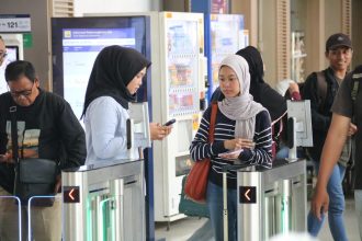 Suasana di Stasiun Gubeng yang selalu dipadati penumpang menjelang Libur Natal 2024 dan Tahun Baru 2025 di Stasiun Gubeng.