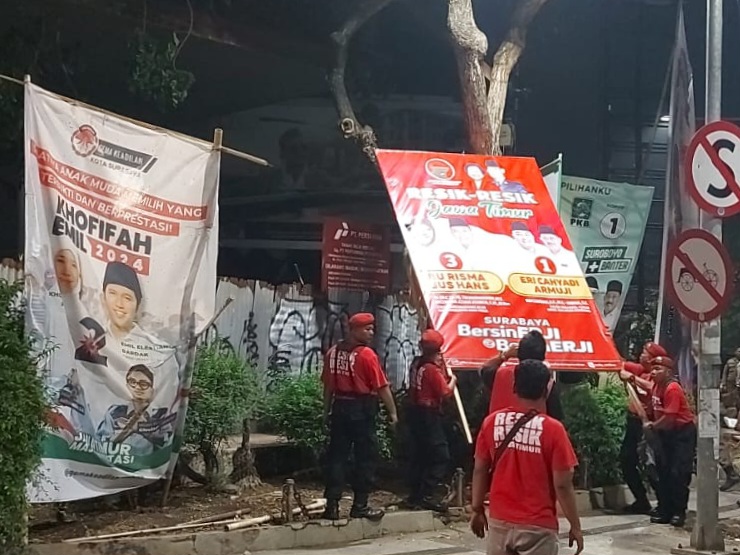Petugas gabungan menertibkan APK paslon di Jalan Panglima Sudirman hingga menyasar ke Jalan Darmo.