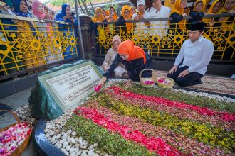 Pasangan Cagub Khofifah dan Wagub Emil berziarah di makam Gus Dur.