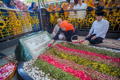 Pasangan Cagub Khofifah dan Wagub Emil berziarah di makam Gus Dur.