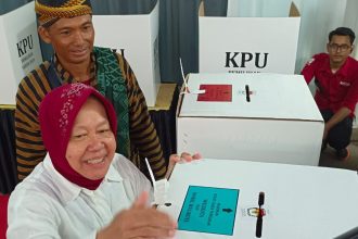 Tri Rismaharini melakukan pencoblosan di TPS 16 Jajar Tunggal di Wiyung.