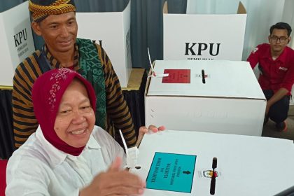 Tri Rismaharini melakukan pencoblosan di TPS 16 Jajar Tunggal di Wiyung.