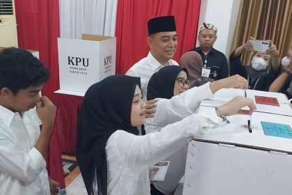 Eri Cahyadi didampingi istri tercinta, Rini Indriyani serta kedua anaknya, Alfanana Puteri dan Rahmat Haidar Pasha, memberikan suara di TPS 4 Kelurahan Karah, Jalan Ketintang Permai BF11.