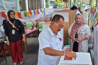 Wakil Walikota Surabaya Armuji, didampingi istri mendatangi TPS 017, Kelurahan Ngagel Rejo, Surabaya.