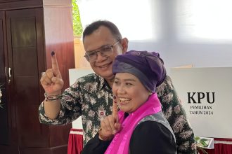 Luluk Nur Hamidah didampingi suami mencoblos di tanah kelahirannya di Jombang.